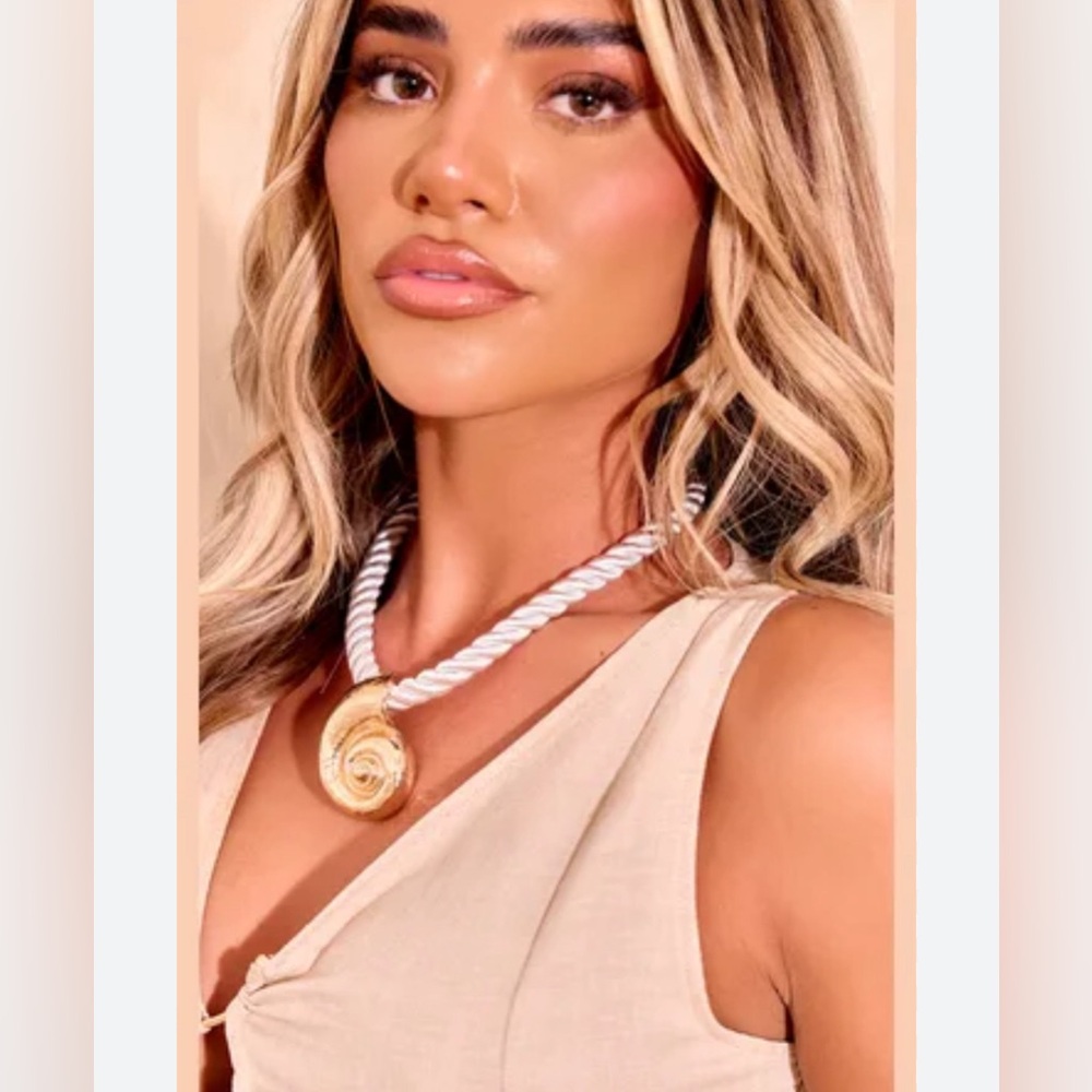 Pretty Little Thing Shell Necklace